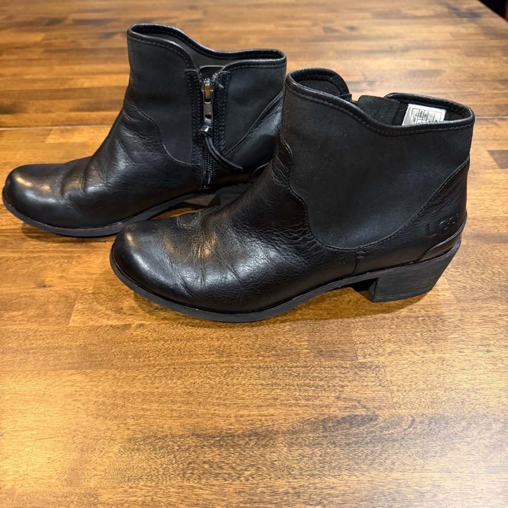 UGG Penelope Black Leather Ankle Boots Sz 9 1008710 - Picture 3 of 7
